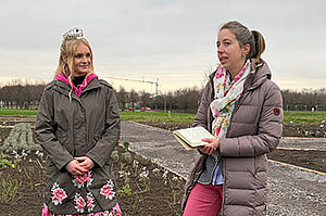 Corinna Klein, DBG-Mitarbeiterin und Leiterin der Gärtnerischen Ausstellungen der IGA 2027, erklärt das Konzept der Pflanzungen.