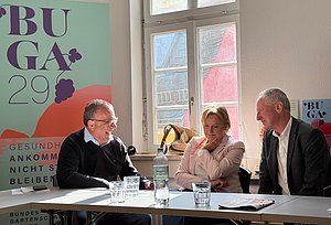 BUGA29-Geschäftsführer Sven Stimac (l.) mit Rita Lanius-Heck vom Hof Hardthöhe und Winzer Gilbert Laquai (dbg).