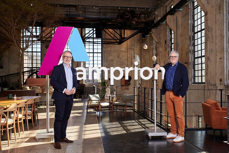 Besiegelten die Partnerschaft mit der Vertragsunterzeichnung: Thomas Wiede, Leiter Unternehmenskommunikation Amprion (li), und Hanspeter Faas, Sprecher der Geschäftsführung der IGA 2027 Ruhrgebiet gGmbH.