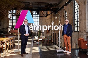 Besiegelten die Partnerschaft mit der Vertragsunterzeichnung: Thomas Wiede, Leiter Unternehmenskommunikation Amprion (li), und Hanspeter Faas, Sprecher der Geschäftsführung der IGA 2027 Ruhrgebiet gGmbH.