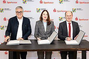 Unterzeichneten die Absichtserklärung zur Zusammenarbeit (vlnr): Hanspeter Faas, Sprecher der Geschaftsführung der IGA 2027, Professorin Liane Buchholz, Präsidentin des Spar-kassenverbands Westfalen-Lippe und Michael Breuer, Präsident des Rheinischen Sparkassen- und Giroverbandes. 