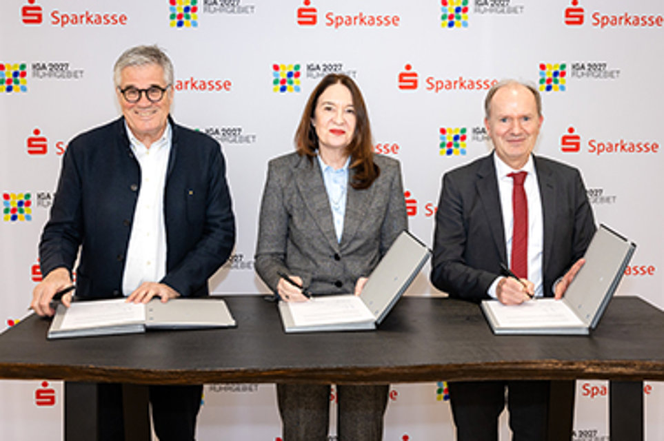 Unterzeichneten die Absichtserklärung zur Zusammenarbeit (vlnr): Hanspeter Faas, Sprecher der Geschaftsführung der IGA 2027, Professorin Liane Buchholz, Präsidentin des Spar-kassenverbands Westfalen-Lippe und Michael Breuer, Präsident des Rheinischen Sparkassen- und Giroverbandes. 