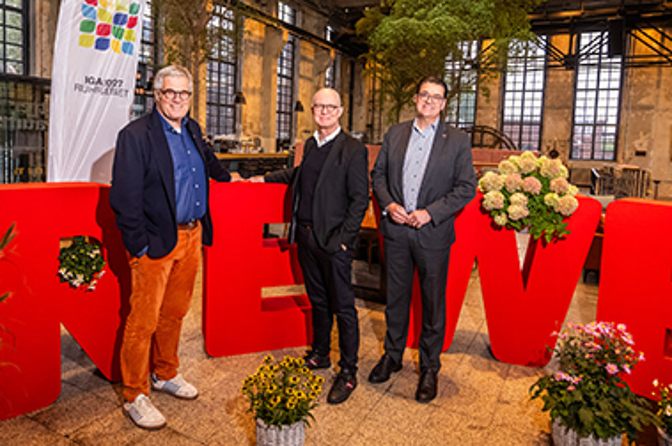 vlnr: Hanspeter Faas, Sprecher der Geschäftsführung der IGA 2027, Hanno Rieger, Vorstandsvorsitzender REWE Dortmund SE & Co. KG und Jens Krieger, Geschäftsbereichsleiter Vertrieb REWE Dortmund SE & Co. KG zeigen sich glücklich über die geschlossene Partnerschaft