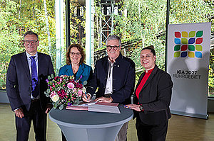 Foto 3 vlnr:   Stefan Szuggat, Beigeordneter für Umwelt, Planen und Wohnen der Stadt Dortmund Ursula Mehrfeld, Vorsitzende der Geschäftsführung der Stiftung Industriedenkmalpflege und Geschichtskultur  Hanspeter Faas, Sprecher der Geschäftsführung der IGA 2027 Ruhrgebiet,  Lydia Frotscher, Leiterin der Gärtnerischen Ausstellungen der IGA 2027