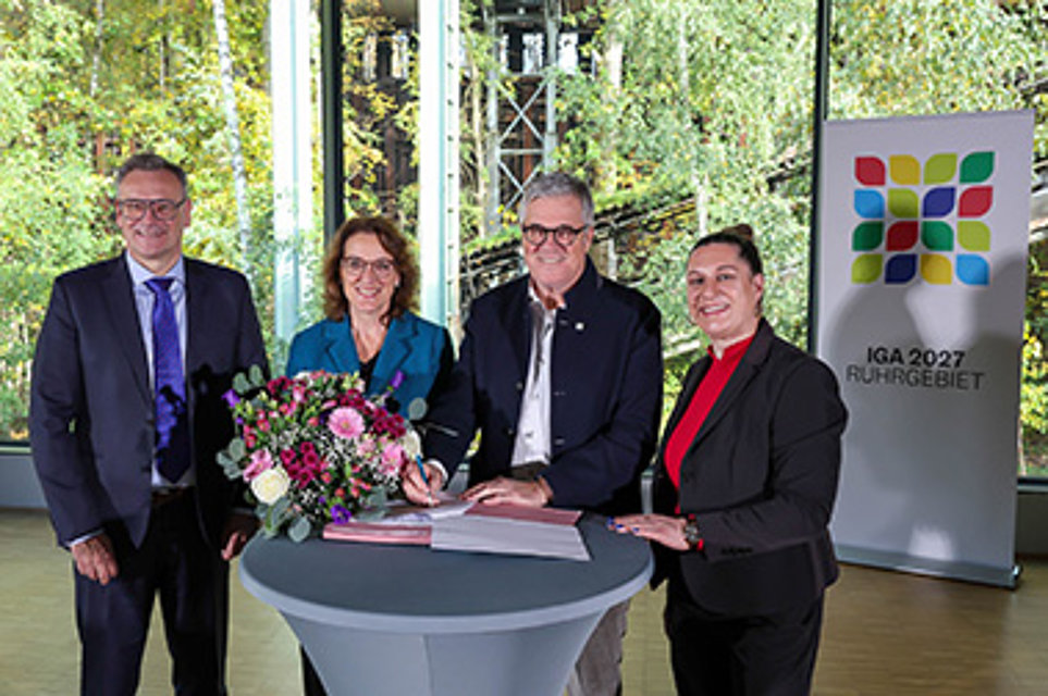 Foto 3 vlnr:   Stefan Szuggat, Beigeordneter für Umwelt, Planen und Wohnen der Stadt Dortmund Ursula Mehrfeld, Vorsitzende der Geschäftsführung der Stiftung Industriedenkmalpflege und Geschichtskultur  Hanspeter Faas, Sprecher der Geschäftsführung der IGA 2027 Ruhrgebiet,  Lydia Frotscher, Leiterin der Gärtnerischen Ausstellungen der IGA 2027